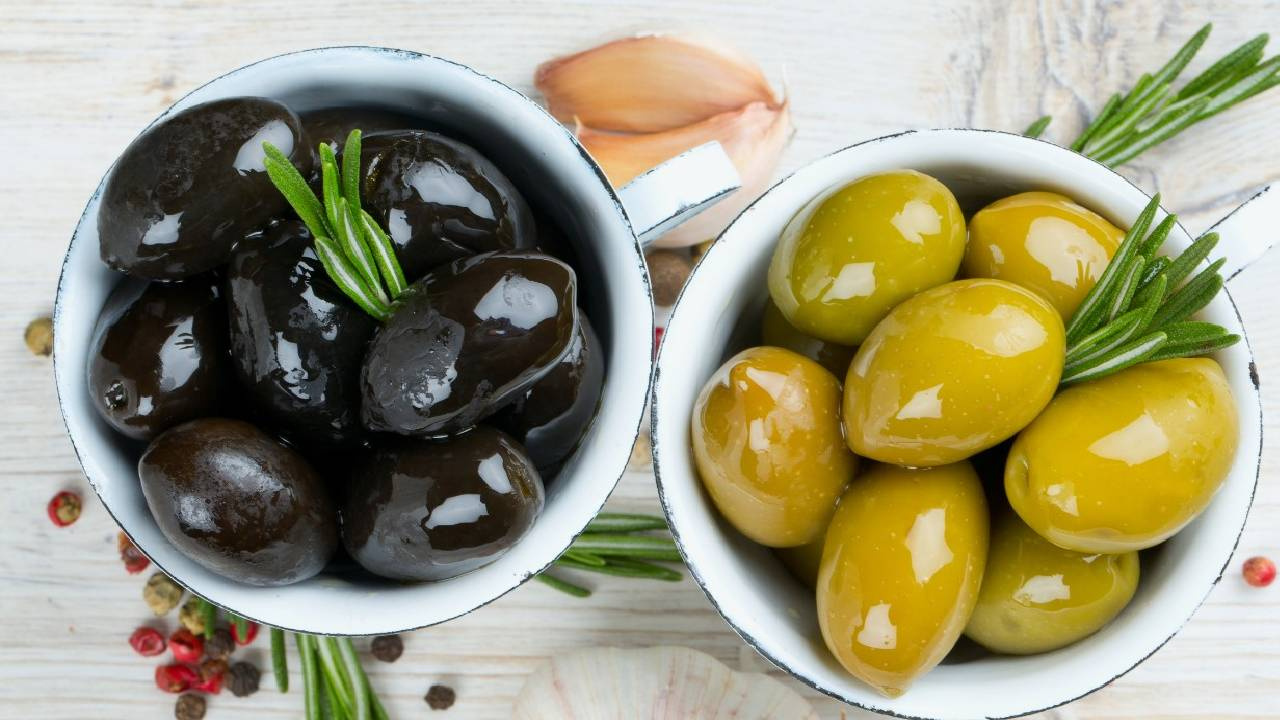 Zeytin Siyah mı Yeşil mi? Zeytinlerin Sağlık Farkları Şaşırtıyor, Fiyatları Cep Yakıyor