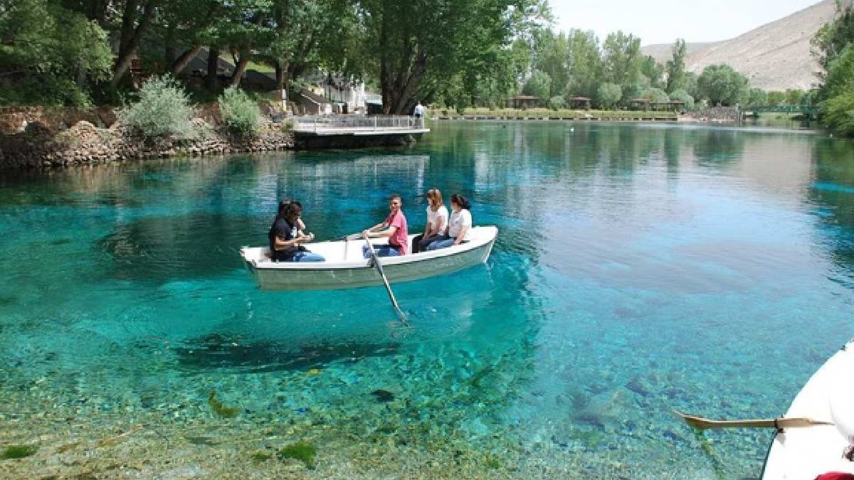 Gölleriyle Parlak Bir Cennet: Maldivler'i Unutturacak Doğa Harikası!