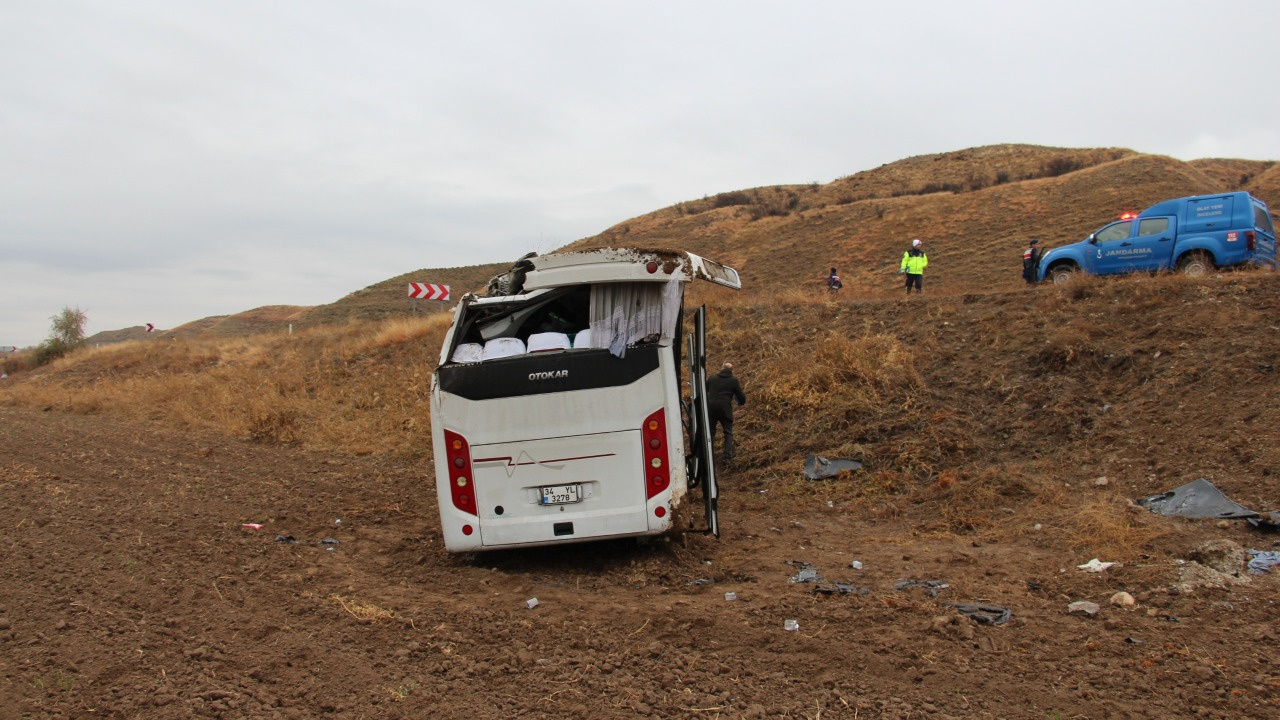 Cenaze Yolunda Korkunç Kaza: Minibüs Devrildi, 29 Yaralı!